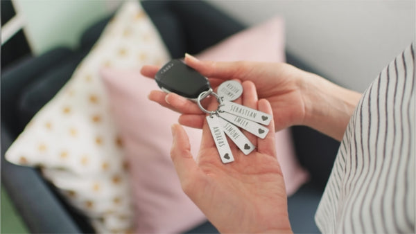 Schlüsselanhänger personalisiert mit Namen & individueller Gravur - "Weltbeste Familie" | Geschenk für Ehefrau & Ehemann.