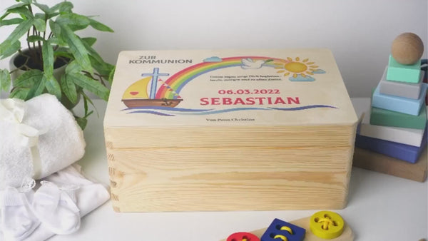 Holzkiste zur Kommunion - Personalisiert - Regenbogen Motiv - Natur - Holz FSC®.